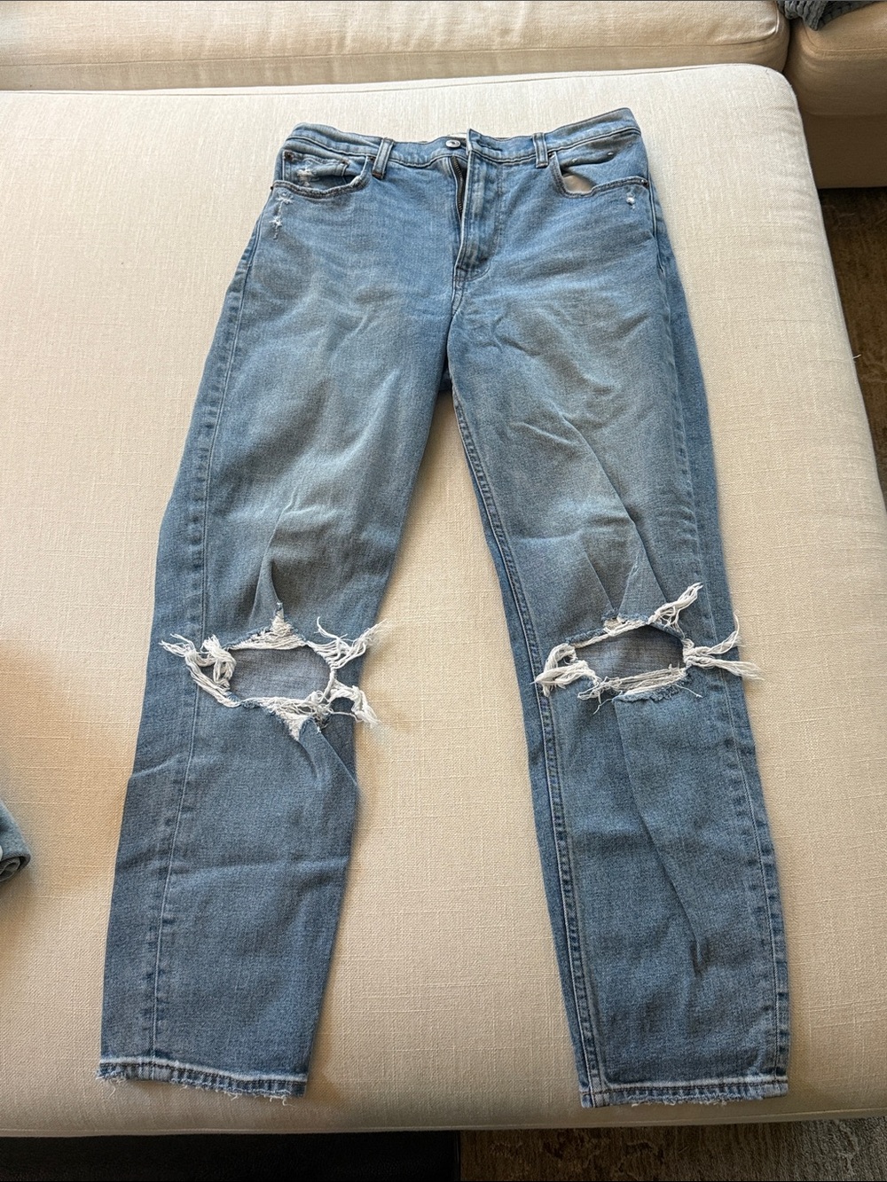 Light Blue Distressed Women's High-Rise Jeans - Abercrombie 28/6 L the mom rise